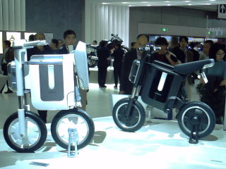 面白いコンセプトマシンもショーの魅力。 ヤマハの電動バイクです。折りたたみバイクです。電動バイクはエンジンがない分どんな形が出来てくるかわかりません。